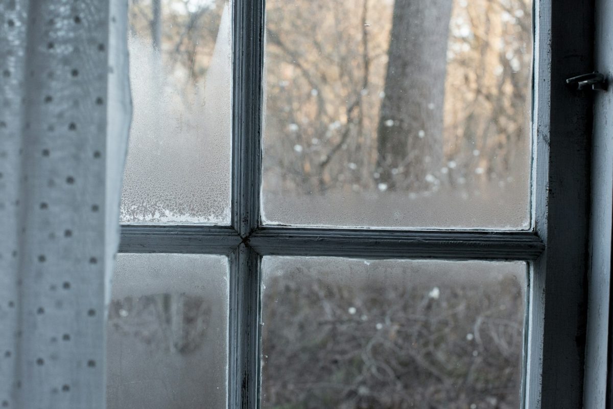 Gouttelettes de condensation sur une vitre de fenêtre