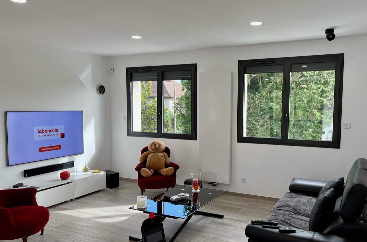 Séjour équipé de fenêtres en aluminium gris anthracite sur-mesure