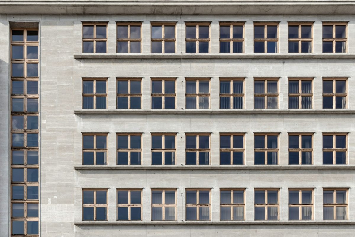 Façade d'immeuble avec fenêtres remplacées, travaux soumis à déclaration préalable