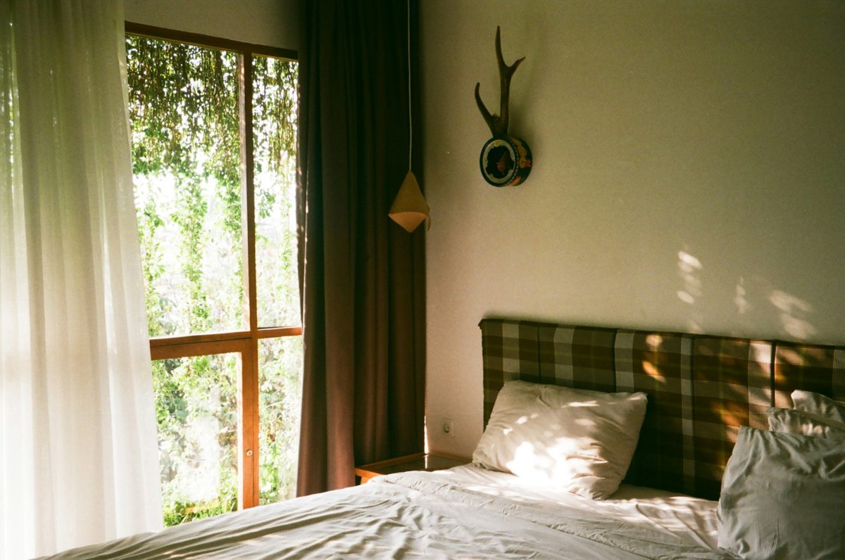 Chambre calme avec une fenêtre fermée